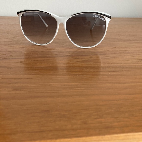 Accessories - Gorgeous trendy white sunglasses